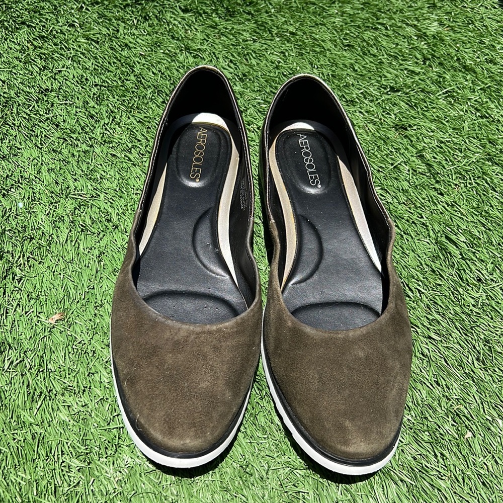 Aerosoles two-tone casual flats. Size 9.5 M Olive green and metallic gold. Cute!